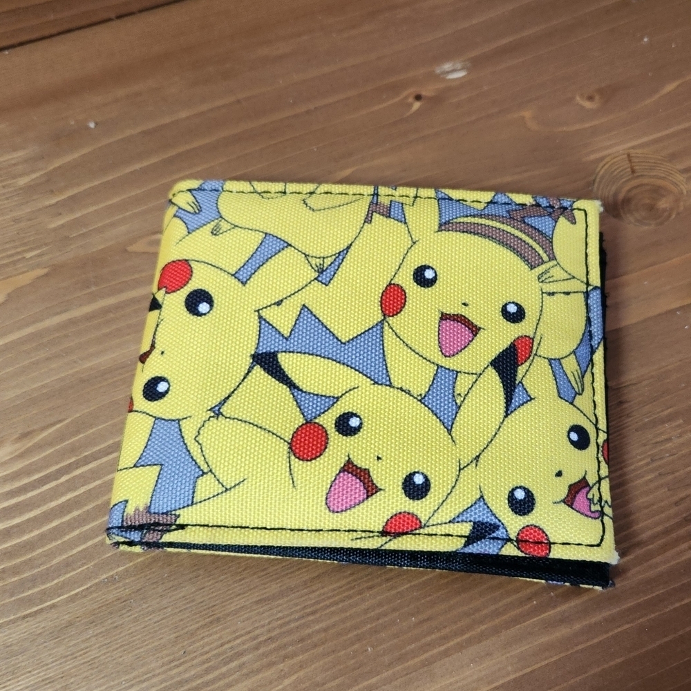 Pokemon Yellow and Black Pikachu Wallet and Key Ring Set - Picture 4 of 9